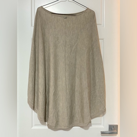 St John. CLASSIC KNIT SWEATER PONCHO/CAPE - Picture 3 of 11